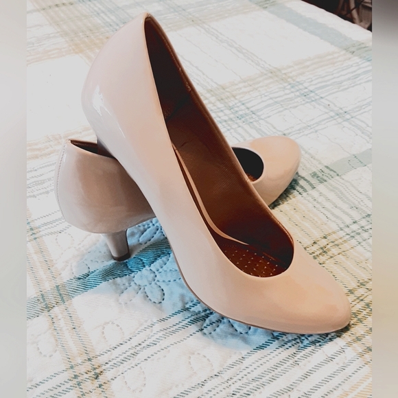Life Stride Shoes - Tan neutral patent heels by Life Stride